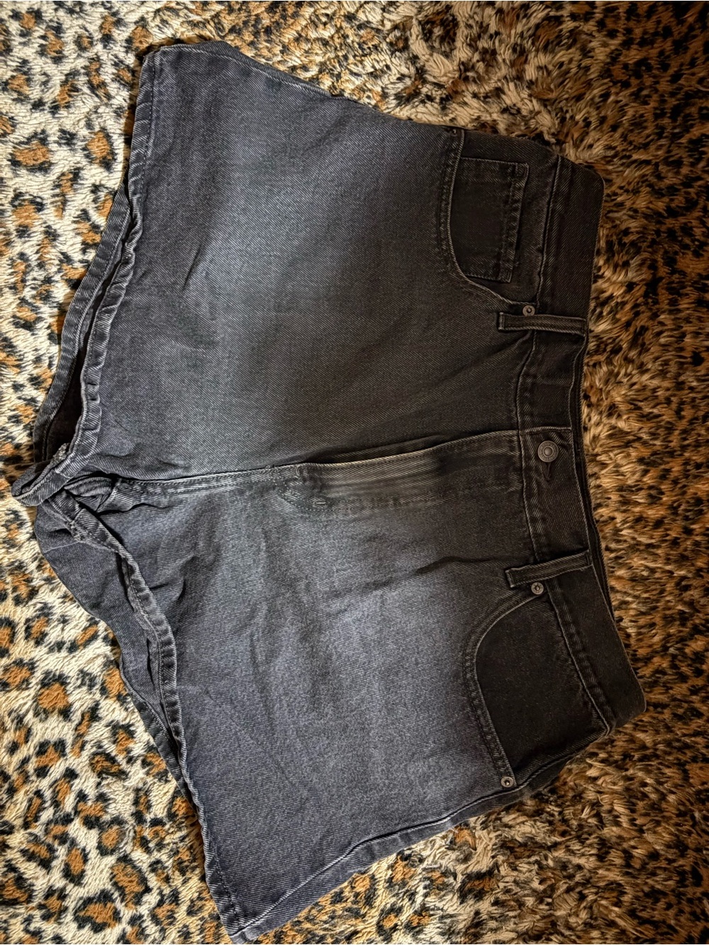 Black Levi’s shorts